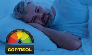 Mężczyzna leży w łóżku, zmagając się z wysokim poziomem kortyzolu. Wskaźnik pokazuje, że potrzebne są leki na obniżenie kortyzolu.