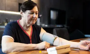 Kobieta mierzy ciśnienie, które wynosi 140 na 80.