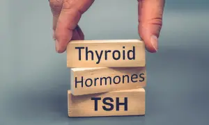 Dłonie układają kostki z napisami "Thyroid", "Hormones", "TSH". Dowiedz się, jaki poziom TSH jest niebezpieczny.