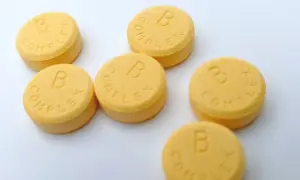 Kilka tabletek witaminy B Complex. Zastanawiasz się, jak długo można brać witaminę B complex?
