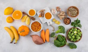 Naturalne produkty, które pomagają uzupełnić magnez: banany, szpinak, migdały, dynia, brokuły, brukselka, pomarańcze, cytryny, rokitnik, imbir, czosnek, nasiona.