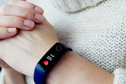 Opaska monitoruje tętno 102 BPM. Zastanawiasz się, jak wysoki puls jest niebezpieczny?
