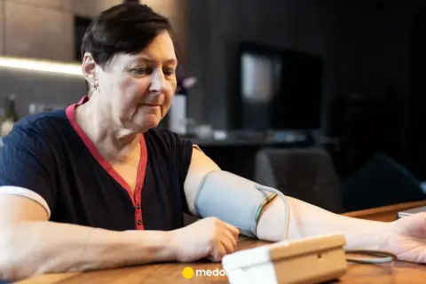 Kobieta mierzy ciśnienie, które wynosi 140 na 80.