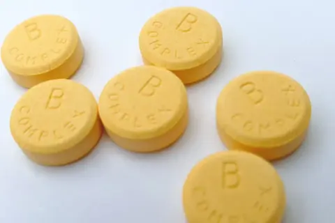 Kilka tabletek witaminy B Complex. Zastanawiasz się, jak długo można brać witaminę B complex?