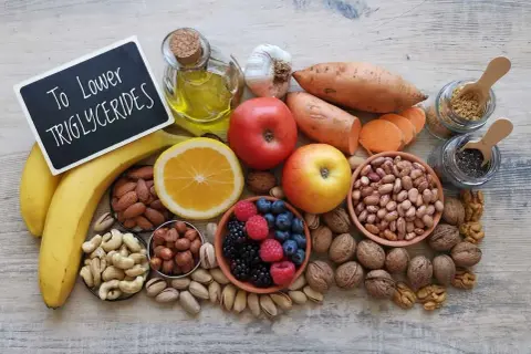Zdrowe produkty spożywcze, które pomagają obniżyć trójglicerydy: owoce, orzechy, nasiona, fasola, bataty, czosnek, oliwa.