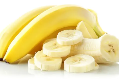 Kilka dojrzałych bananów, jeden obrany i pokrojony w plastry. Banan na biegunkę to naturalny sposób na złagodzenie dolegliwości.