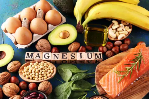 Produkty bogate w magnez: łosoś, awokado, banany, orzechy, nasiona, jajka. Nadmiar magnezu objawy mogą być łagodzone przez dietę.