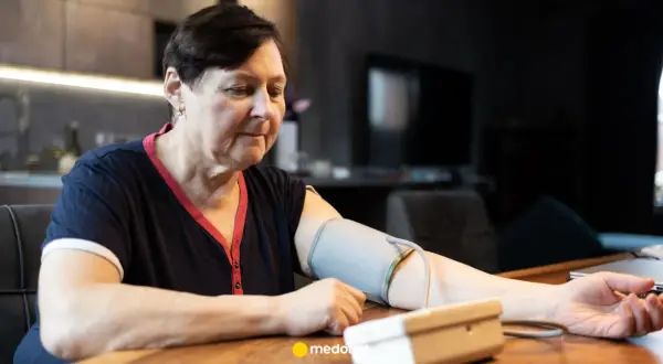 Kobieta mierzy ciśnienie, które wynosi 140 na 80.