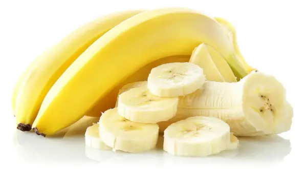Kilka dojrzałych bananów, jeden obrany i pokrojony w plastry. Banan na biegunkę to naturalny sposób na złagodzenie dolegliwości.