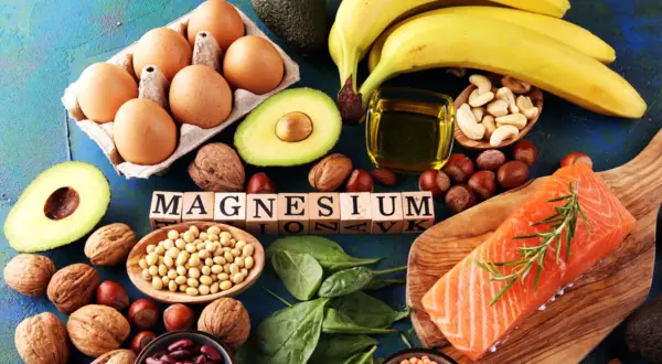 Produkty bogate w magnez: łosoś, awokado, banany, orzechy, nasiona, jajka. Nadmiar magnezu objawy mogą być łagodzone przez dietę.