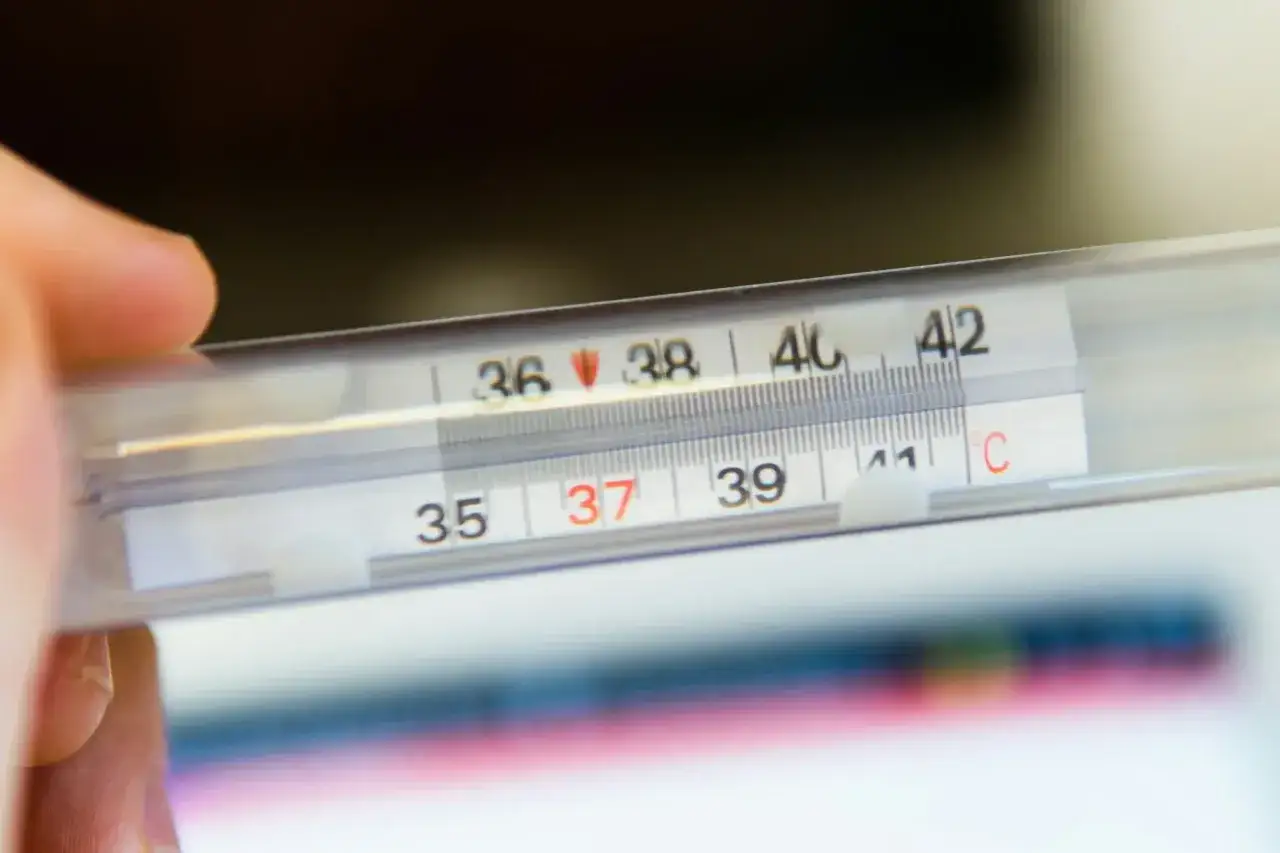 Termometr pokazuje 37,2°C. Gorączka zaczyna się od około 38 stopni Celsjusza.