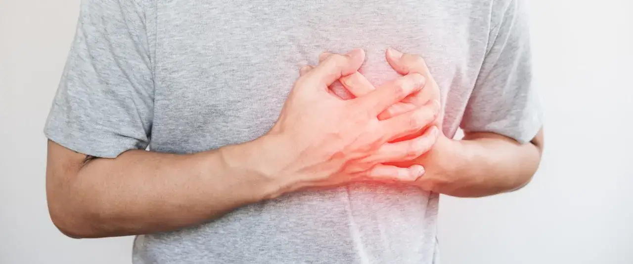 Dłoń na klatce piersiowej, odczuwam mocne bicie serca podczas leżenia.