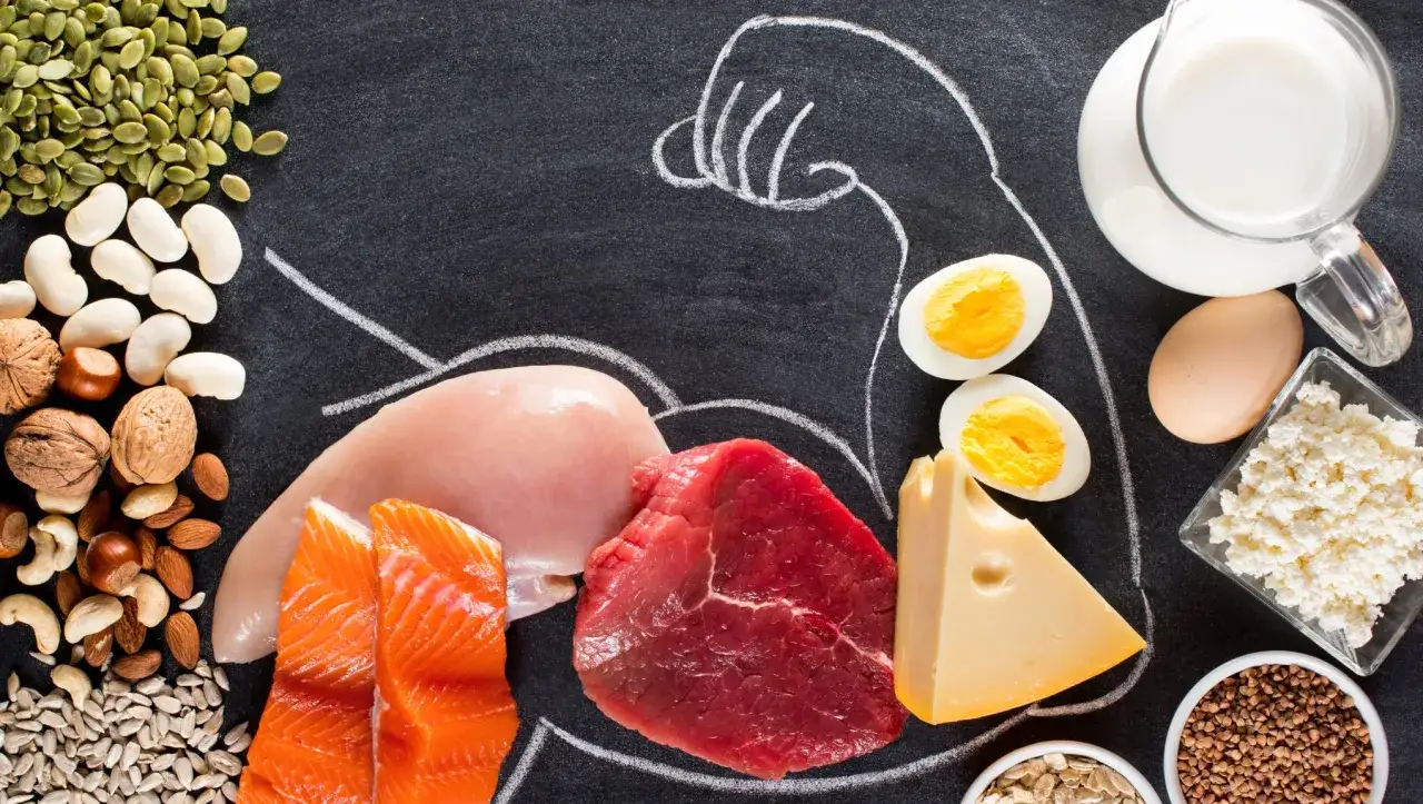 Chcesz wiedzieć, jak szybko przytyć? Zobacz, jakie produkty pomogą Ci zbudować masę: mięso, ryby, jaja, nabiał, orzechy i nasiona.