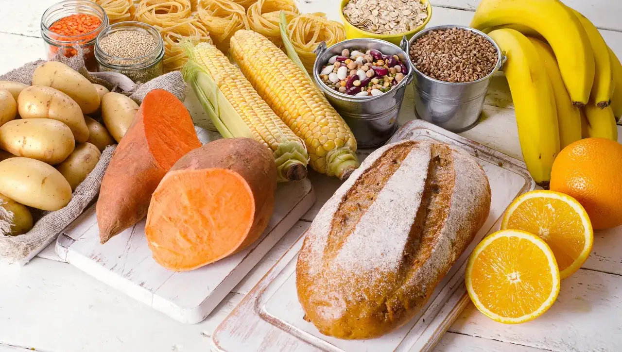Węglowodany znajdziesz w chlebie, ziemniakach, batatach, kukurydzy, makaronie, owsie, gryce, fasoli, soczewicy i bananach.