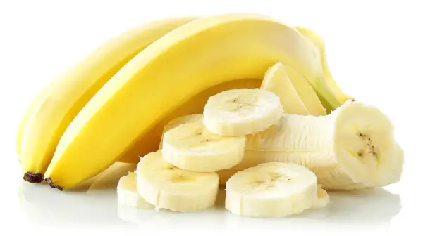 Kilka dojrzałych bananów, jeden obrany i pokrojony w plastry. Banan na biegunkę to naturalny sposób na złagodzenie dolegliwości.